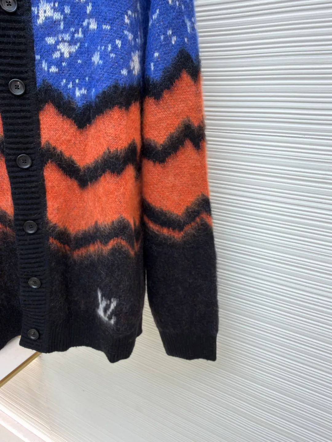 LOUIS VUITTON wavy pattern snow cardigan ●Original version: Purchased and developed for 17900 ●Item number: 1680991-D15 ●Fabric: mohair fabric ●Technology: jacquard weaving ●Version: loose fit ●Weight: about 945 grams ●Size: XS-S-M-L ●Description: Referring to the feel of the original version, we use the higher-cost [high-end custom yarn 30% mohai 30% wool thread], and use the original version for [coloring and dyeing]; the style uses the [latest Cixin 5-needle dual-system machine] for jacquard knitting. During the weaving, the sand spit is alternately knitted back and forth, and it takes [160 minutes to knit the piece] Parallel and even speed knitting, the texture of the garment pieces is clear, there is no code, and there will be no flower patches on the garment pieces, which greatly ensures the texture and clear texture of the garment pieces; Fleece catching process: This process is particularly troublesome and has many processes. After returning from washing, we need to attach the breasts of the clothes to both sides, [manual manual connection], and connect them together. After that, iron the clothes for the first time, straighten and straighten them, and then pick the hair. In order to ensure that every position is caught and thoroughly scratched, even the pocket patches and chest patches are specially scratched by manual connection. After scratching, they are then sanded and sprayed with expensive care potion to straighten the mohair and wool on the clothes so that the hair will not get messy easily. It will be like the market version, the hair picked out will be the same as that of a dog; after the finishing process, the garment pieces will be [naturally dried], [buttoned and opened], and finally, the preliminary inspection, general inspection, final ironing, cleaning of other stray hairs on the surface, and then packaging and shipment. The process will be much more than that of ordinary styles, and the cycle will be much longer than normal. The overall wiring is straight and delicate, the fabric is comfortable and soft, and the color is consistent without color difference. It can be matched with the same style to create a fashionable look and control various occasions. Customized accessories, complete with three standards, same style for men and women!